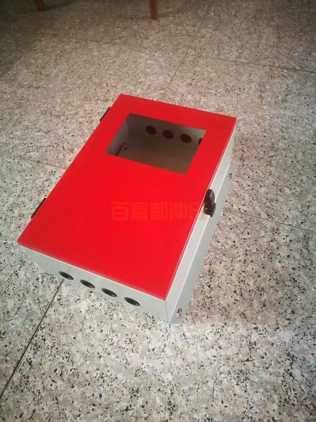 在鈑金機箱加工時需要如何去分辨加工的優(yōu)劣呢?